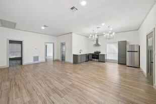 3010 Winding Way in Huntsville, TX - Building Photo