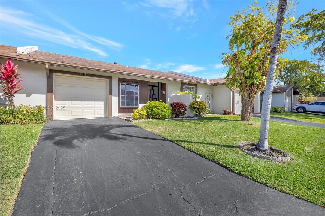 5057 Forsythia St in Delray Beach, FL - Building Photo