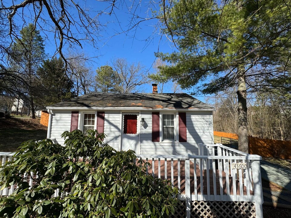 43600 Hay Rd in Ashburn, VA - Building Photo