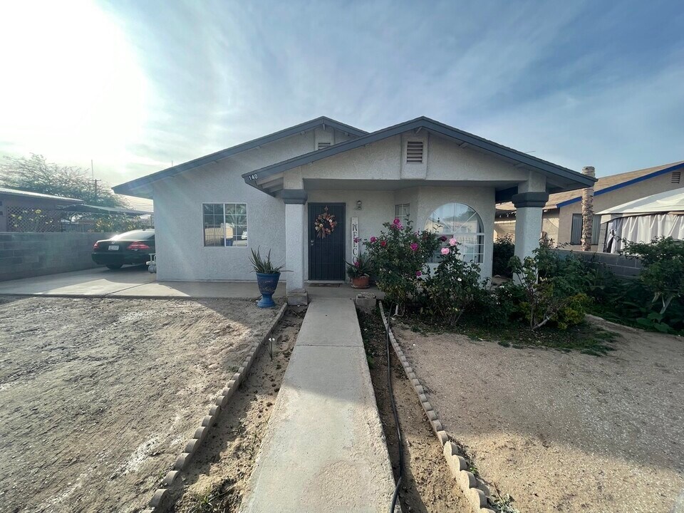 140 N 16th Ave in Yuma, AZ - Building Photo