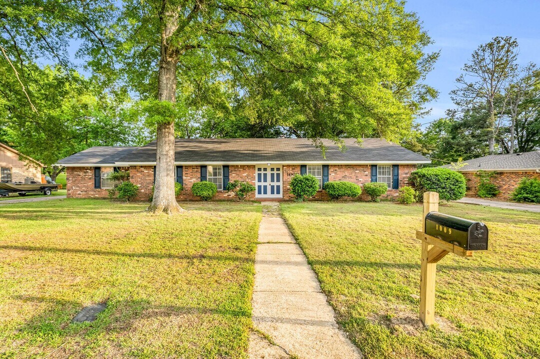 1009 Monroe St in Tupelo, MS - Building Photo