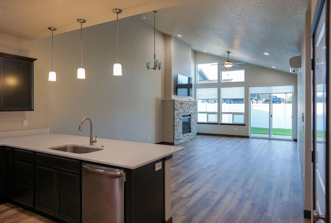 7881 N Mocha Lp in Coeur d'Alene, ID - Building Photo
