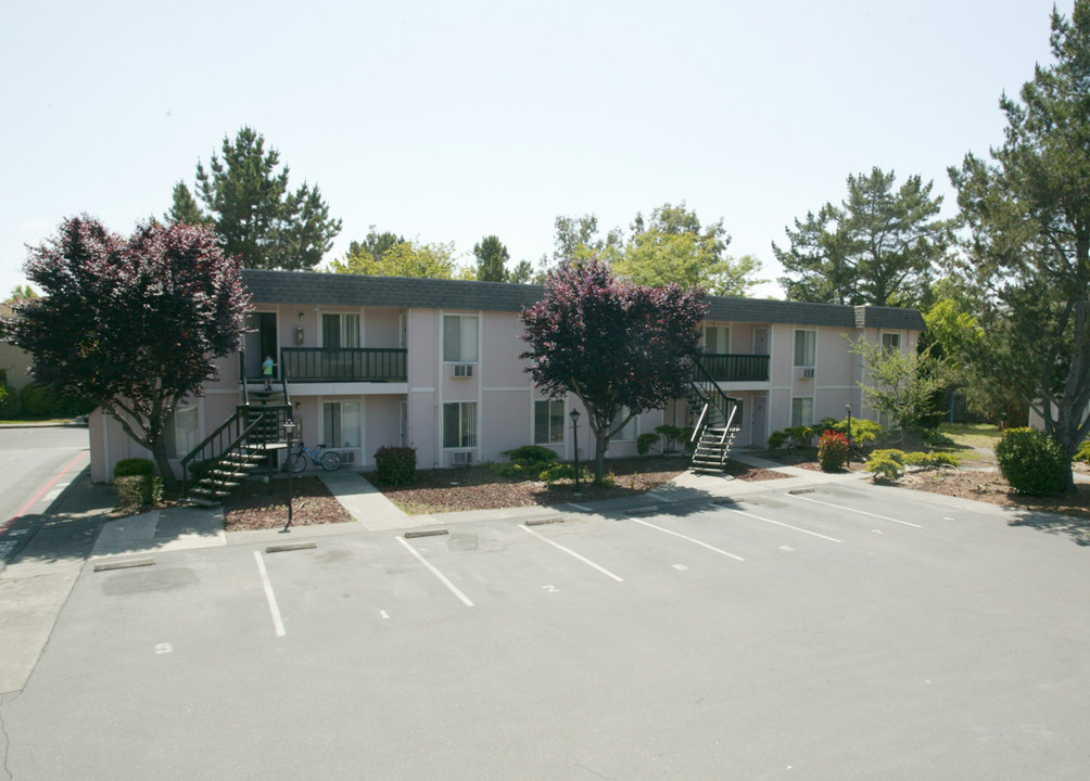 Dalewood Apartments in Rohnert Park, CA - Building Photo