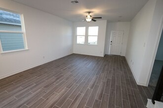 112 Watkinville Rd in Hutto, TX - Foto de edificio - Building Photo