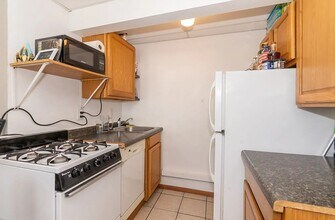 2303 Olive St, Unit 2 in Cedar Falls, IA - Foto de edificio - Building Photo