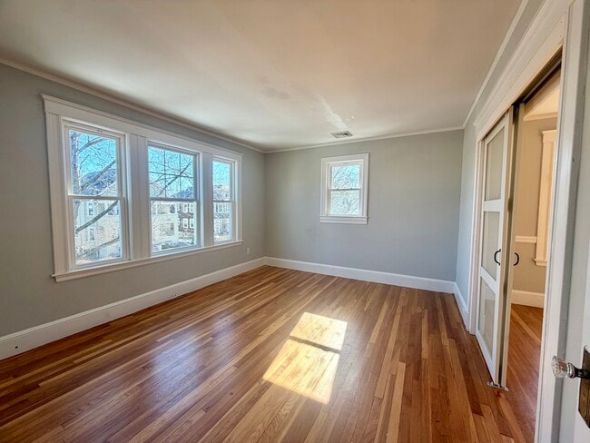 102 Greaton Rd, Unit 1 in Boston, MA - Foto de edificio - Building Photo