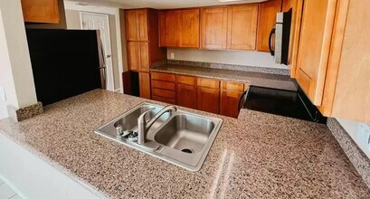 232 N Lemoore Ave in Lemoore, CA - Building Photo - Building Photo