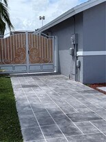 14220 SW 53rd St in Miami, FL - Building Photo