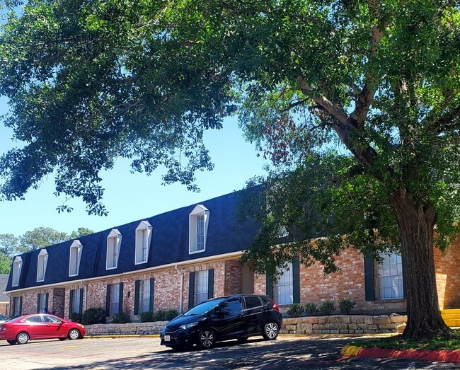 The Oaks Apartments in Huntsville, TX - Building Photo - Building Photo