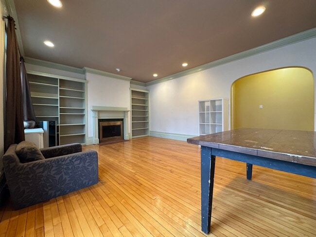 208 Fuller St, Unit 3 in Brookline, MA - Foto de edificio - Building Photo