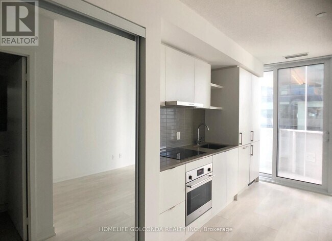 100 Harbour St in Toronto, ON - Building Photo - Building Photo