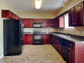 661 Sugar Mill Dr in Nashville, TN - Foto de edificio - Building Photo