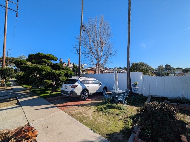 property at 522 E Maple Ave