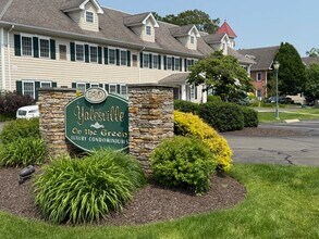 380 N Main St, Unit Yalesville On The Green in Wallingford, CT - Building Photo - Building Photo