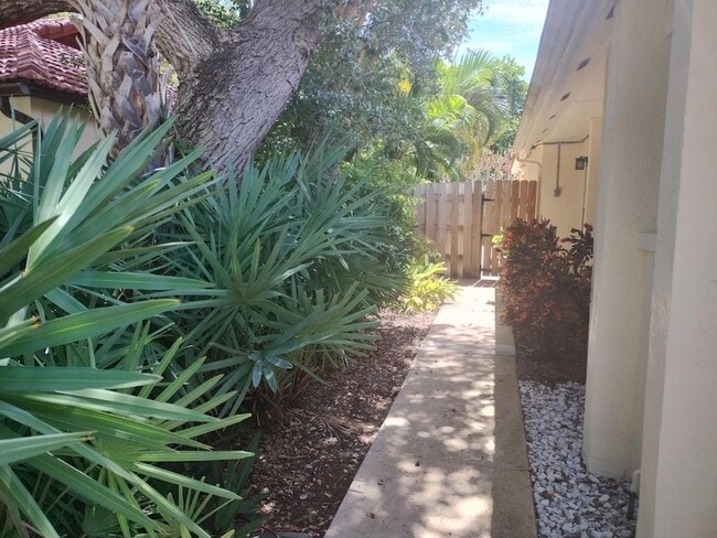 8754 Honeysuckle Way in Cape Canaveral, FL - Foto de edificio - Building Photo