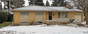 646 Iroquois Ave in Hamilton, ON - Building Photo