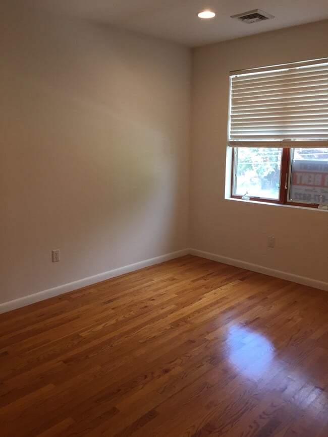 14-08 Clintonville St in Queens, NY - Building Photo - Building Photo