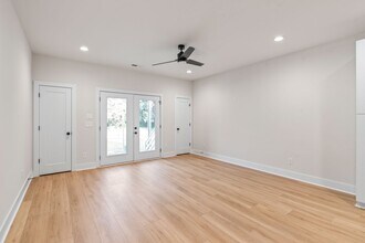 1356 Briar Creek Rd in Charlotte, NC - Foto de edificio - Building Photo