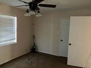 1906 Sunnyside Rd in Floresville, TX - Building Photo - Building Photo