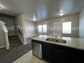 1638 N Venetian Way in Saratoga Springs, UT - Building Photo - Building Photo