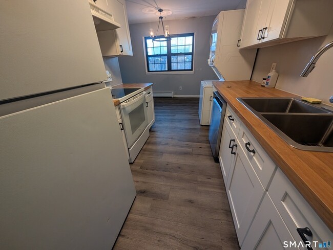 21 Enid St, Unit APT A in Bridgeport, CT - Foto de edificio - Building Photo