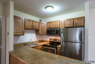 6 Westgate Dr, Unit 6T in Woburn, MA - Building Photo