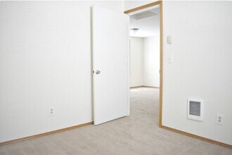 414 SE 133rd Ave in Portland, OR - Foto de edificio - Building Photo
