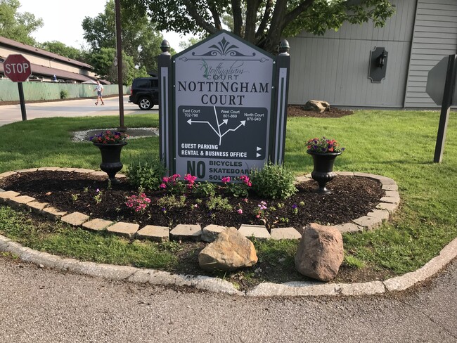 Nottingham Court Apartments 55+ Senior Living in Medina, OH - Foto de edificio - Building Photo