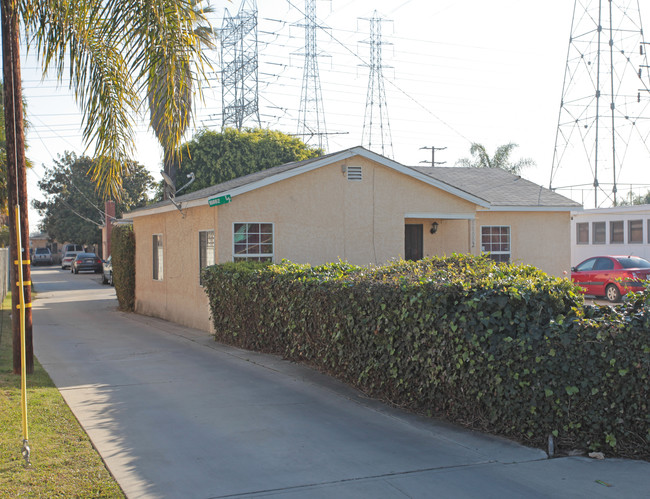 16862-17000 Passage Ave in Paramount, CA - Foto de edificio - Building Photo