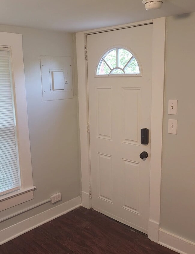 200 N Fourth St, Unit Lamb's Right Living llc. in Hampton, VA - Foto de edificio - Building Photo