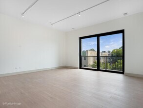 3202 N Racine Ave, Unit 402 in Chicago, IL - Foto de edificio - Building Photo