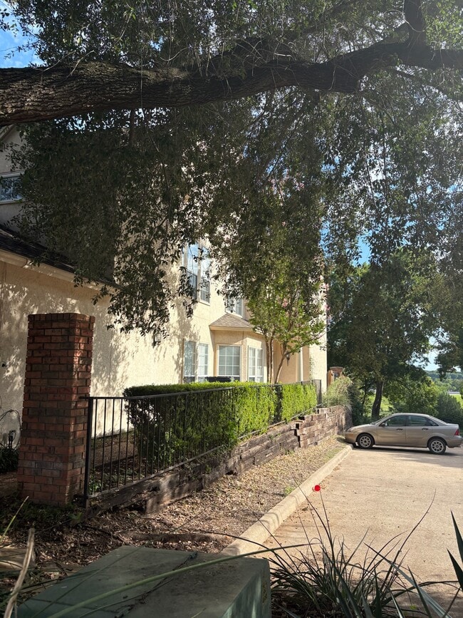 7 Country Club Pl in Waxahachie, TX - Foto de edificio - Building Photo