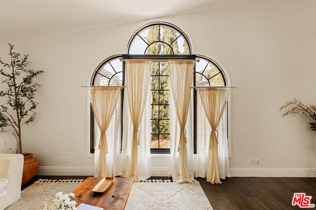 1110 N Beverly Glen Blvd in Los Angeles, CA - Building Photo - Building Photo