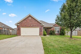 702 Grant Ave in Prairie Grove, AR - Building Photo