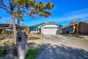 15310 Barbarossa Dr in Houston, TX - Building Photo