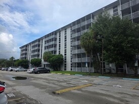 16950 W Dixie Hwy in North Miami Beach, FL - Building Photo