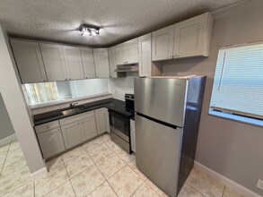 4136 Lakeside Dr in Tamarac, FL - Building Photo - Building Photo