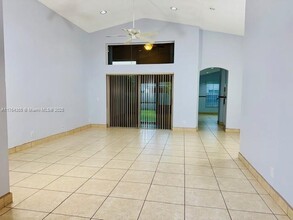 495 Carrington Ln in Weston, FL - Foto de edificio - Building Photo