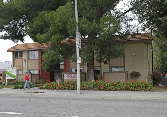 Villa Gardens Apartments in Canyon Country, CA - Building Photo - Building Photo