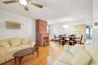 21 Conselyea St in Brooklyn, NY - Building Photo - Interior Photo