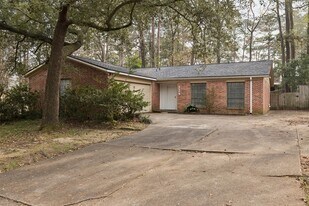 324 Olive St in Huntsville, TX - Building Photo