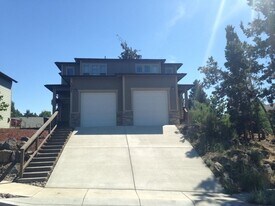 1021 NE Kayak Loop in Bend, OR - Building Photo