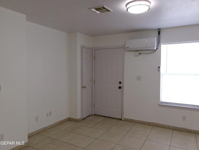 303 McClintock Dr, Unit 4 in El Paso, TX - Building Photo - Building Photo