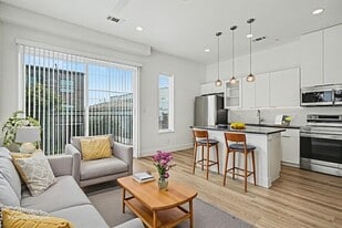 2217 N Fitzhugh Ave, Unit 203 in Dallas, TX - Building Photo