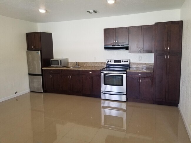 703 NW 6th St in Hallandale Beach, FL - Building Photo - Building Photo