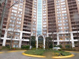 10101 Grosvenor Pl in Rockville, MD - Building Photo
