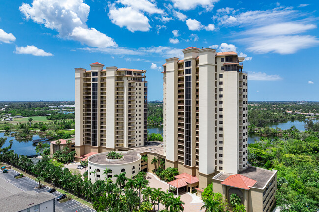 Riva Del Lago South in Ft. Myers, FL - Foto de edificio - Building Photo