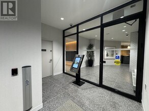 2495 Eglinton Ave W in Mississauga, ON - Building Photo - Building Photo