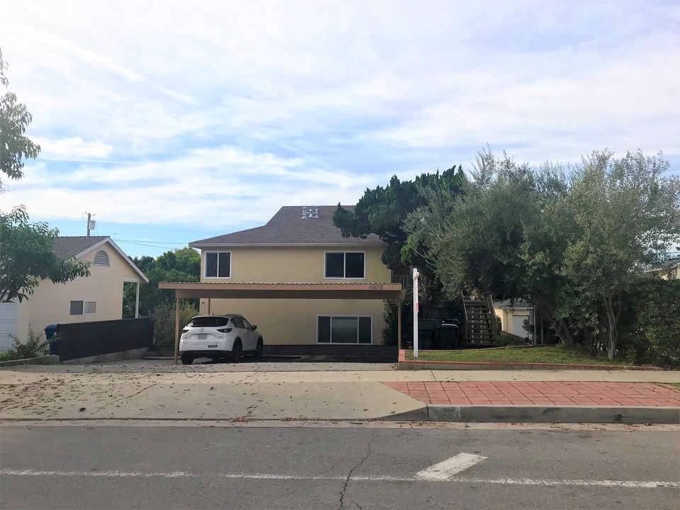 4975 Clybourn Ave in North Hollywood, CA - Building Photo