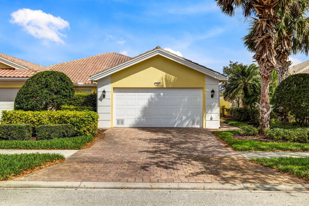 7643 Novara Ct in Naples, FL - Building Photo